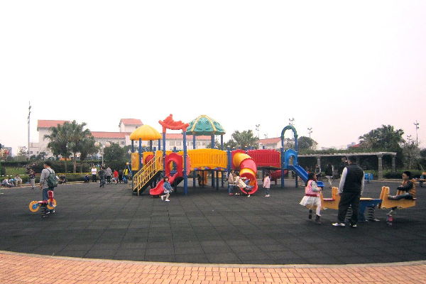 公園內設有小朋友們最愛的兒童遊樂區。