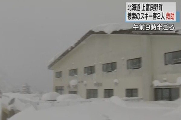 北海道出現暴風雪，雪茫等級造成陸空交通異動。(圖／翻攝電視)