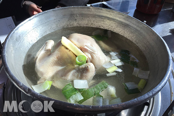 「一隻雞」是台灣旅客遊韓必吃的美食之一，可以品嘗到超鮮美的韓式雞湯。