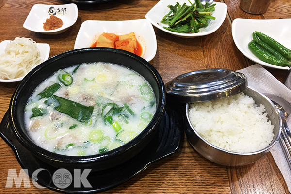 豬肉湯飯為韓國釜山的特色美食，首爾也有24小時營業的豬肉湯飯連鎖店，無論是當早餐或宵夜都很適合。
