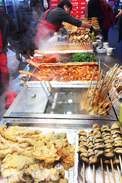 韓國的傳統路邊攤就是站著吃，吃完再付錢。