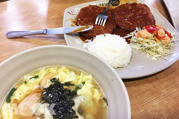 韓國當地有些飯捲店也會提供餃子、炸豬排等韓式特色餐點。