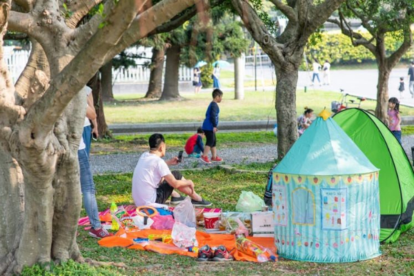 公園內還有許多樹蔭草皮能讓民眾在此野餐、欣賞飛機起降。