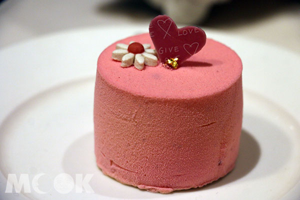 草莓芭芭露亞小蛋糕，也有完整尺寸可以選擇。 (圖／MOOK景點家莫菲)