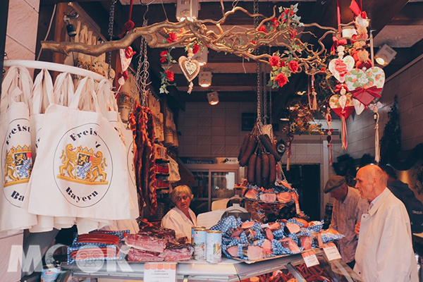 穀物市集旁轉賣臘肉、香腸的傳統店家。 (圖／MOOK景點家莫菲)