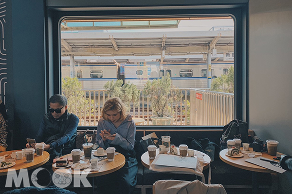 坐在位子上就能享受舒服的陽光與優美的鐵道風景。  (圖／MOOK景點家廖維仁)