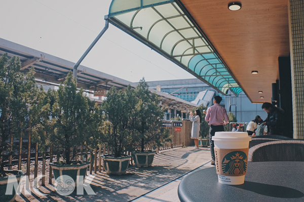 星巴克新豐門市的後門，設有桌椅可在此享受鐵道風情與咖啡餐點。(圖／MOOK景點家廖維仁)