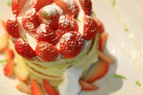 現做且真材實料的超人氣草莓鬆餅。 (圖／kokoni cafe)