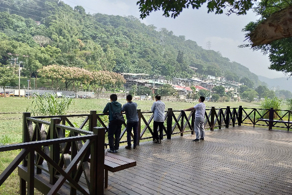 溪畔增設的木棧休息景觀平台，民眾可在此野餐、賞景。