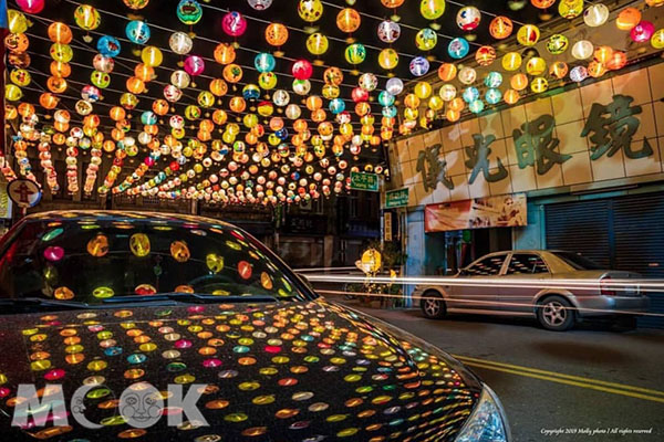 斗六太平老街上高高掛起超過500盞手繪燈籠。