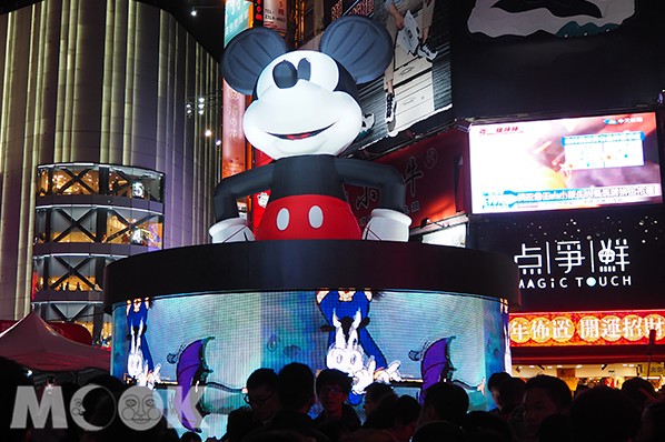 台北燈節將迪士尼遊行帶到台北市，與市民同歡(圖／cheriechang1217)
