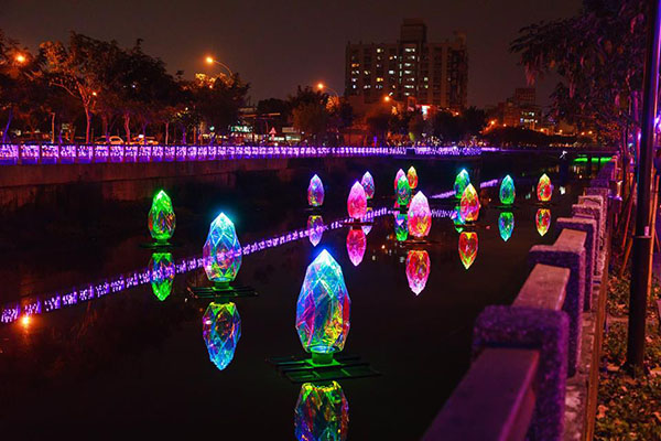 萬年公園水上燈飾帶來相當動人的夜景。(圖／屏東縣政府)