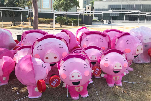 2019高雄燈會結合生肖「豬」，創造百豬燈區，超可愛的Q版小豬燈飾十分討喜(圖／高雄市政府，以下同)