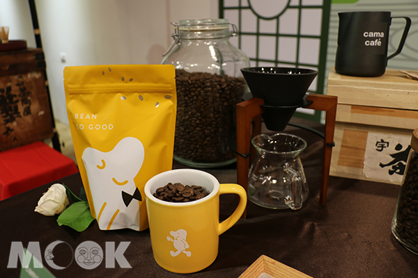 連鎖咖啡品牌cama café以「現烘」模式經營。(圖／MOOK景點家廖維仁)