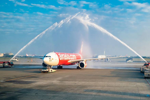 AirAsia台北-大阪航線首航當日，飛機起飛前劇舉辦灑水儀式，慶祝首航東北亞(圖／AirAsia)