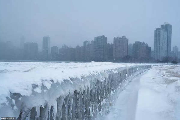 美國的密西根湖因極端氣候而完全結凍。 (圖／文茜的世界周報，以下同)