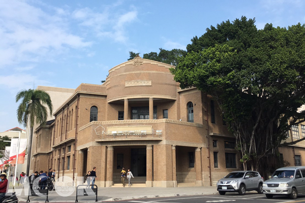 南美館1館外觀，原為台南市警察局，主建築已有80多年歷史。(圖／R.H Li，以下同)