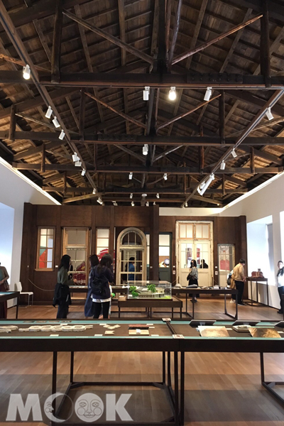 南美館1館內部，展示南美館1館的建築結構與建材。