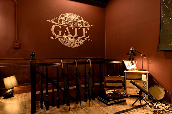 GATE‧傑特曼紳士茶飲二樓內用區為金牌特務主題裝潢。