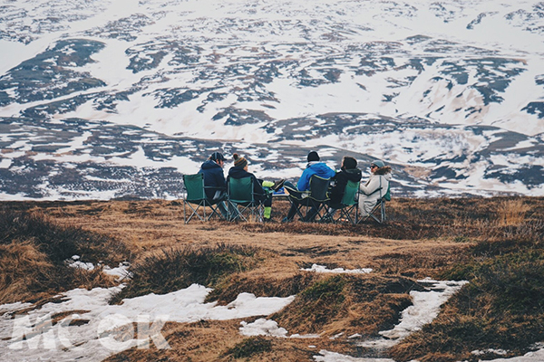 駕車環島的旅人們在瀑布附近優閒的享受冰島自然風光。 (圖／MOOK景點家莫菲)