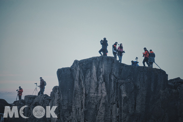 眾神瀑布周遭能看到許多攝影愛好者，在懸崖邊搏命拍攝。 (圖／MOOK景點家莫菲)
