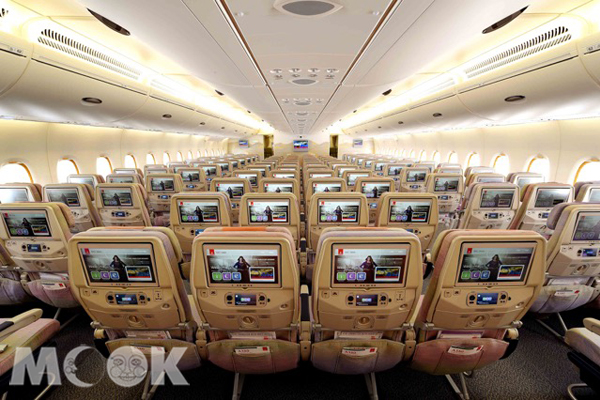 阿聯酋航空A380經濟艙座位上更配有業界最寬的13.3吋機上娛樂系統螢幕