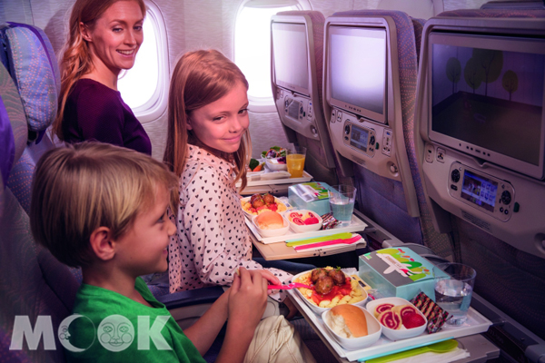 孩子們可以一邊欣賞兒童電影一邊享受阿聯酋航空精心準備的美味餐點