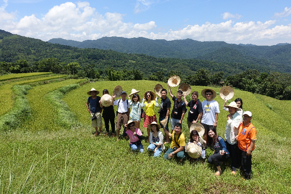 在新北貢寮旅人們能於水梯田體驗當一日農夫。 (圖／新北市政府，以下同)