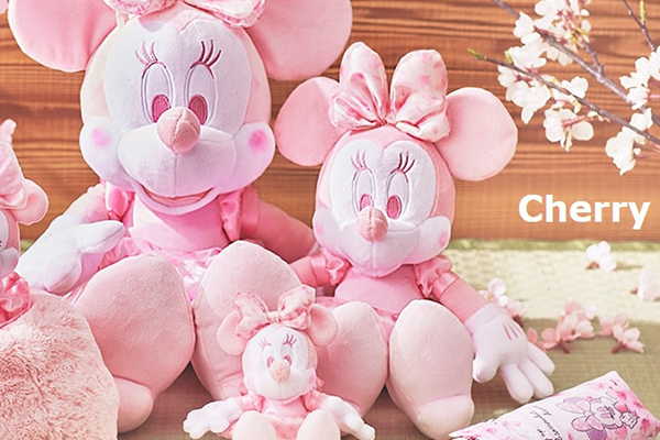 可愛的米妮玩偶被染成櫻花的嬌嫩粉色。 (圖／Disney STORE，以下同)