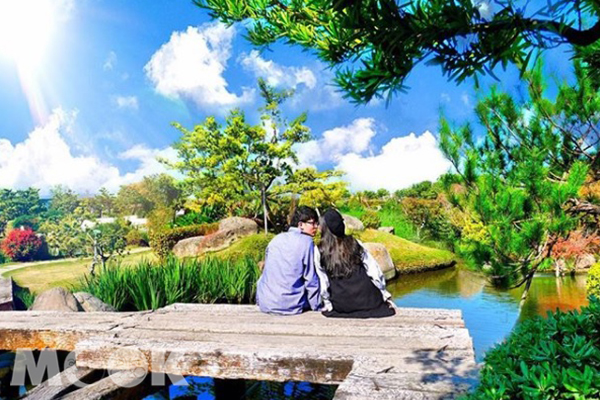 坐在園區內享受陽光與小橋流水造景，超浪漫。 (圖／hihilittle)