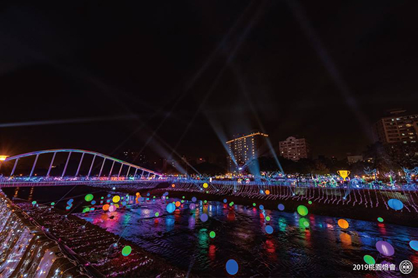 南崁溪河面燈飾