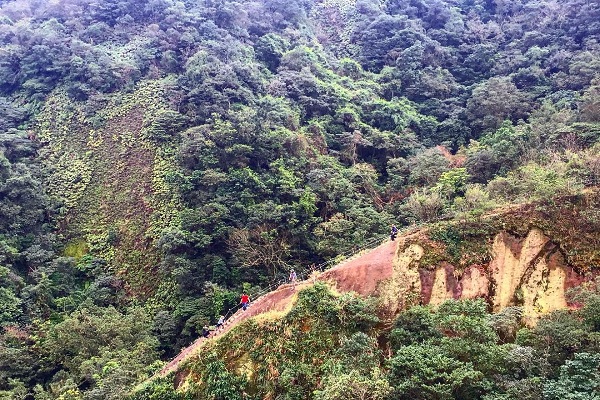 淨山路線孝子山的石階天梯。(圖片提供／IG：wwanruu13)