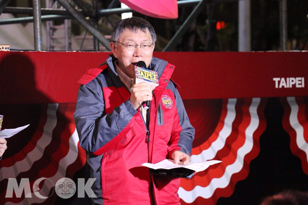 台北市長柯文哲於14日晚間試燈現場現身。