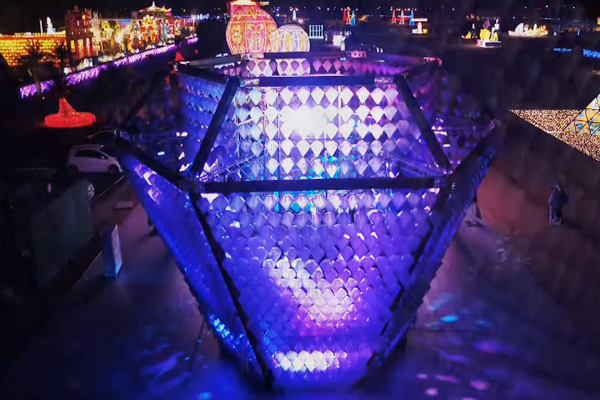 巨型鑽燈飾「萬歲好鑽」由超過千位長輩合力完成(圖／屏東縣政府，以下同)