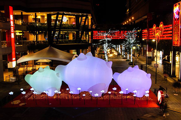 巨型福豬燈飾位在信義區的香堤廣場(圖／新光三越 信義新天地，以下同)
