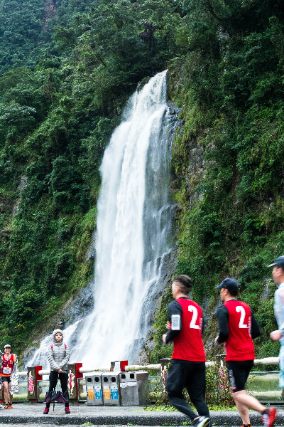 跑者在享受賽事的同時還能欣賞美麗壯闊的瀑布美景。