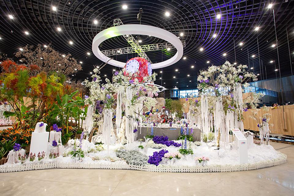 花舞館內的花卉藝術裝置會隨著時節更迭，變換主題設計。
