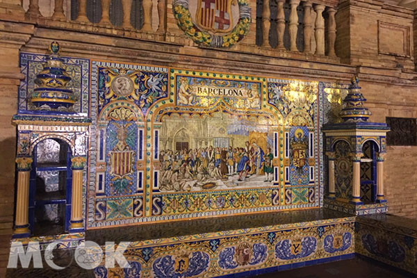 長拱廊下有五十幾座凹間，代表西班牙幾個重要城市，用彩瓷敘述各個城市的故事。