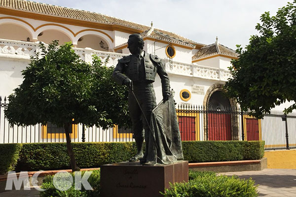 鬥牛場外圍除了有一座紀念卡門的雕像，還有一位賽維亞偉大的鬥牛士Curro Romero紀念雕像。