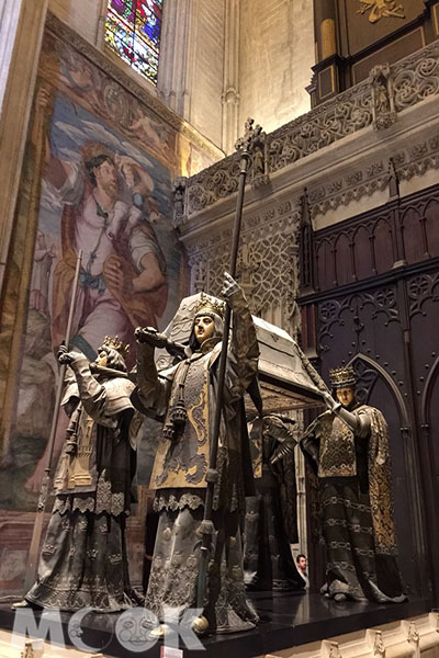 哥倫布的棺槨由Castilla、Leon、Aragon 和Navarra四個王國君主抬著。