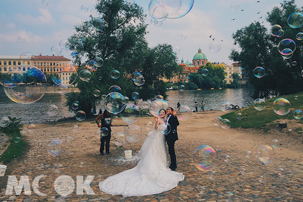 有許多新人選再伏爾塔瓦河畔拍攝婚紗。 (圖／murphybj4)