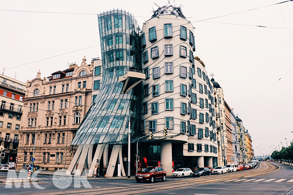 布拉格世界知名的建築，跳舞的房子。 (圖／murphybj4)