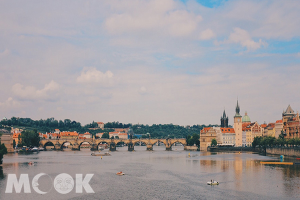 旅人們可選擇坐船來欣賞布拉格的美好風景。 (圖／murphybj4)