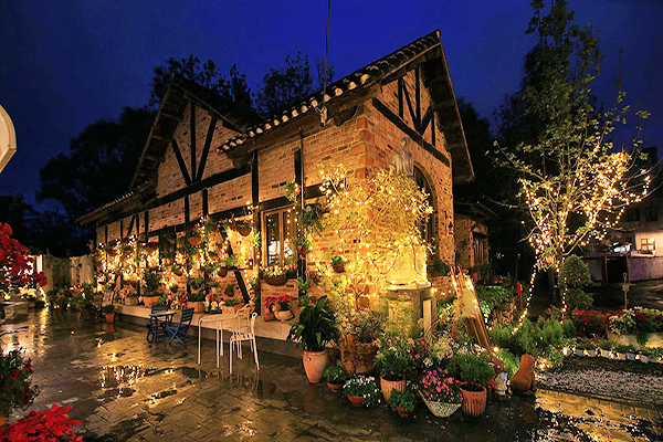 入夜後的文心花園咖啡館有如夢境般的氛圍。 (圖／文心園・花園咖啡)
