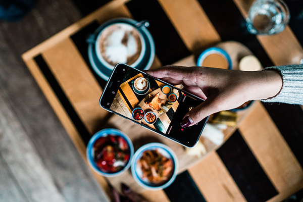 手機、相機先食好像已成為大家用餐前的標準動作。