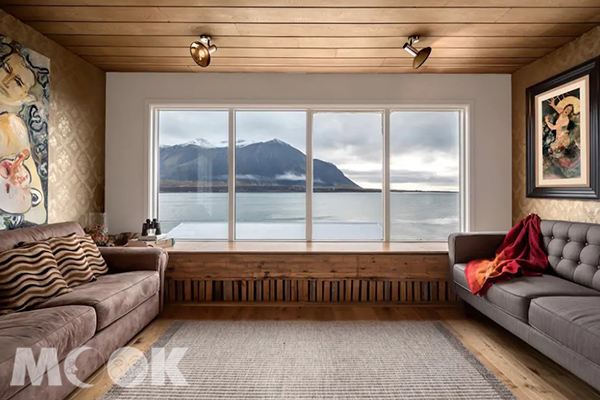 空間寬敞的客廳面對著出海口，能看見不遠處披著白雪的山峰。 (圖／Michelle_Borgarnes)