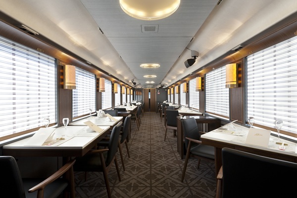 TOHOKU EMOTION採用餐廳設計的車廂。 （圖／JR東日本）