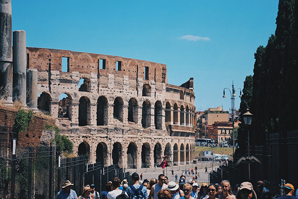 羅馬競技場每年為義大利帶來數量非常可觀的觀光人潮。  (圖／murphybj4)
