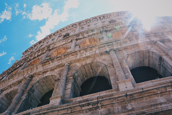歷史悠久的羅馬競技場與豔陽藍天。  (圖／murphybj4)