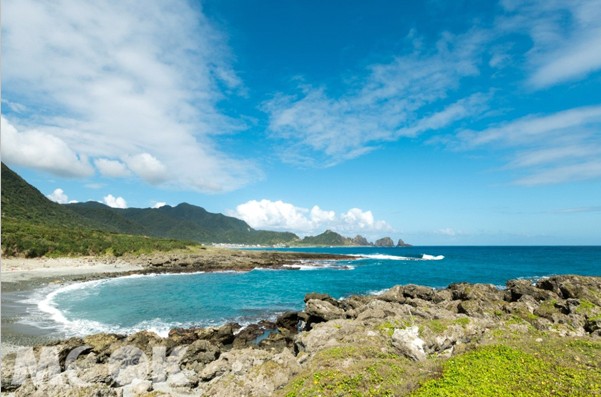 蘭嶼純淨無汙染的海岸吸引各國旅客朝聖。 (圖／Vidol)